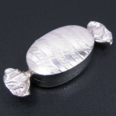 キャンディー型の銀製ピルケース　だ円型