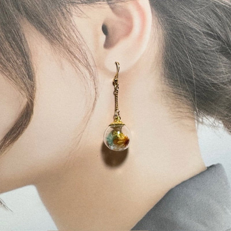 no.4113　白いガラスとballchain　ピアス/イヤリング ガラスの地球（ピアス・イヤリング） イヤリング